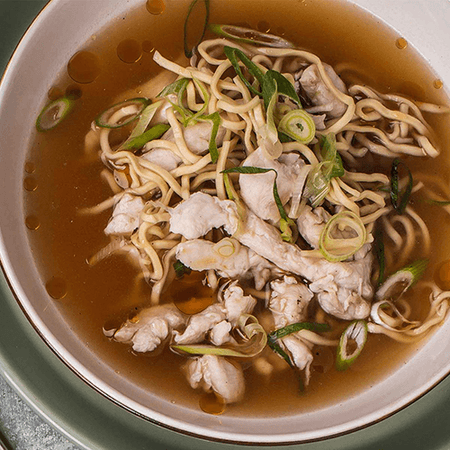 SOPA DE POLLO CON TALLARINES