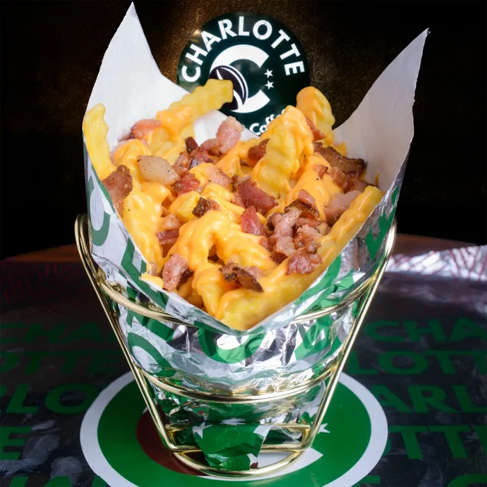 PAPA FRITAS CON CHEDDAR Y TOCINETA