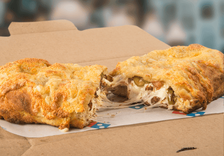 Cheesy Bread relleno de tocineta y jalapeño