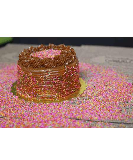 TORTA AREQUIPE CON LLUVIA DE COLORES