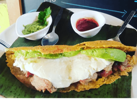 Cochino Frito con Guayanes y Aguacate