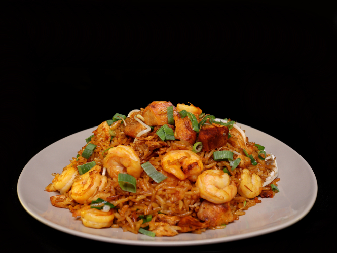 ARROZ FRITO CON POLLO Y CAMARONES