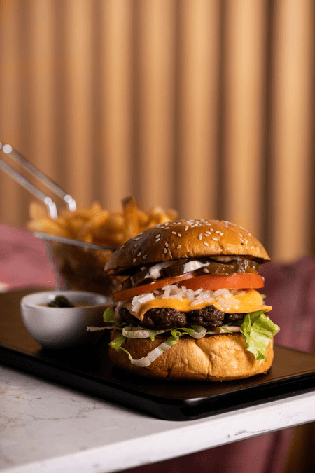 CHEESE BURGER + PAPAS FRITAS