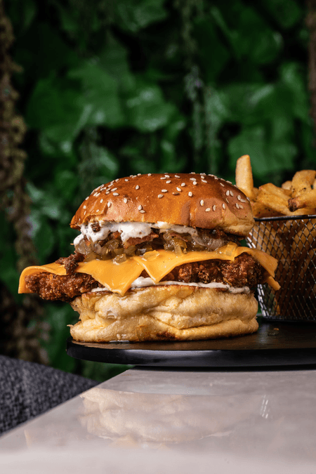 CHICKEN BURGER + PAPAS FRITAS