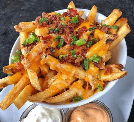 PAPAS CON QUESO Y TOCINETA