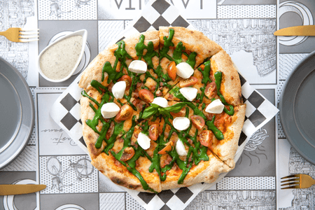 PIZZA DE SALAME,TOMATES BEBÉS Y BOCCONCINI