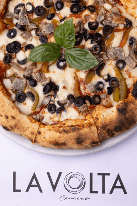 PIZZA LA DE ANCHOAS, PIMIENTOS AHUMADOS Y ACEITUNAS