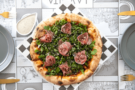 PIZZA LA DE RÚCULA, PROSCIUTTO Y PARMESANO