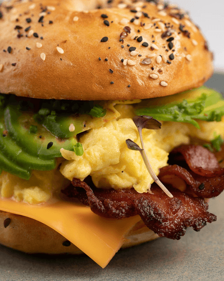 BAGEL DE TOCINETA Y HUEVOS 