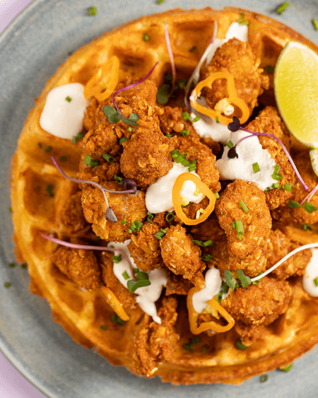 WAFFLE DE MAÍZ CON COTUFAS DE CERDO 