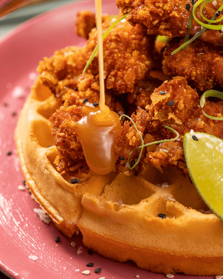 WAFFLE TRADICIONAL CON COTUFAS DE POLLO
