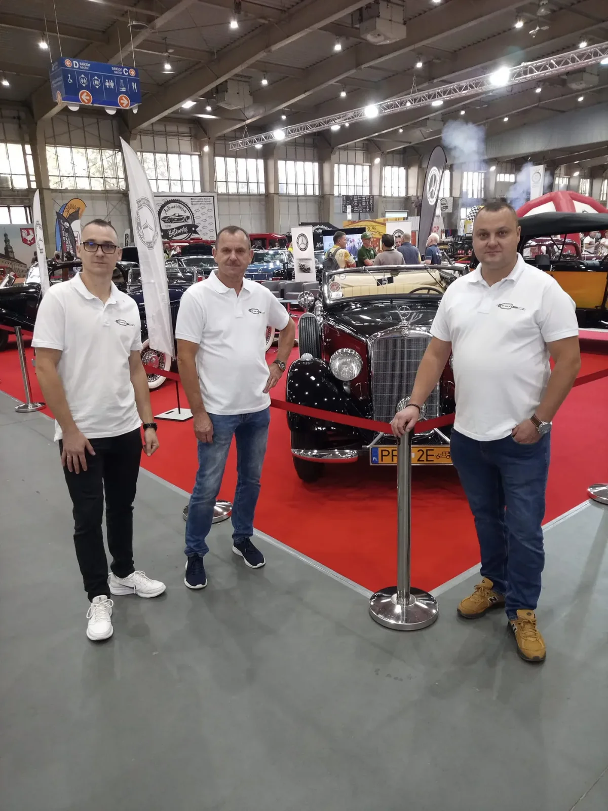 Mateusz, Marek i Łukasz Pucińscy na wystawie samochodów zabytkowych