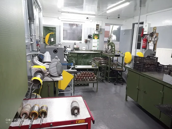 Stanowiska z wirnikami przygotowanymi do przezwojenia