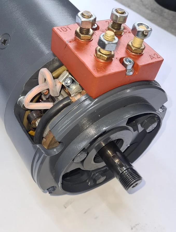Zdjęcie 3 · Silnik D.C Bosch 0136501062 24V 2kW