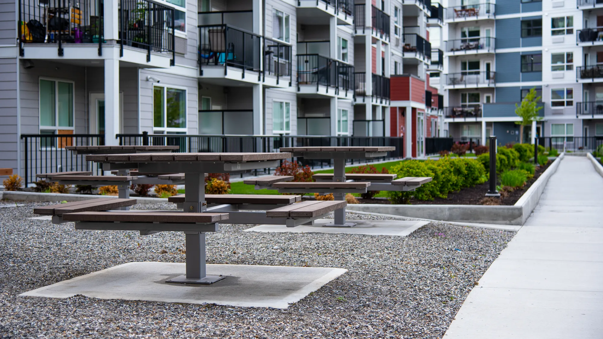 Wishbone Single Pedestal Picnic Tables at Trio Apartments in Kel