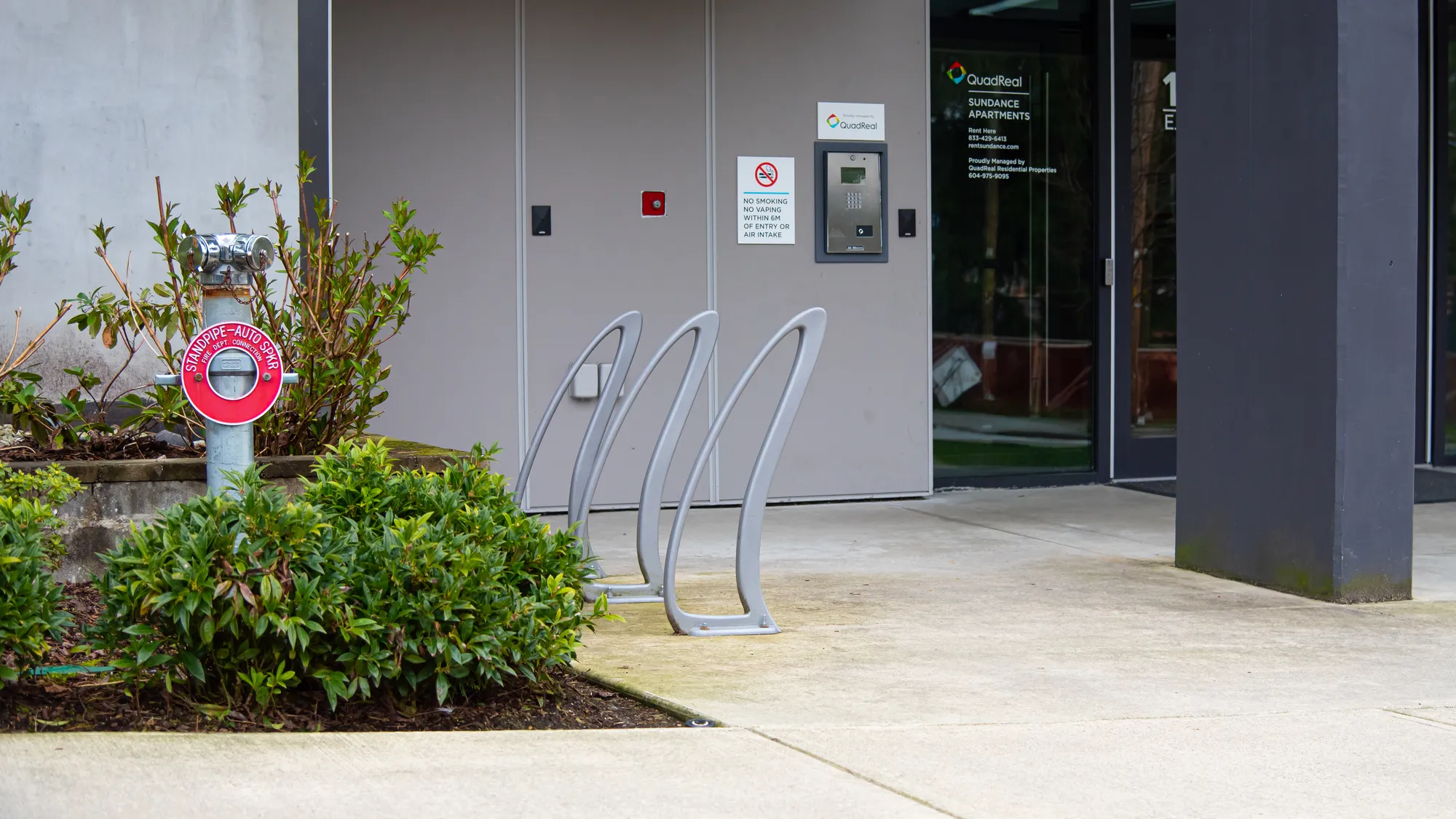 Wishbone TENAJ 2 Space Bike Racks at Sundance Apartments in Nort