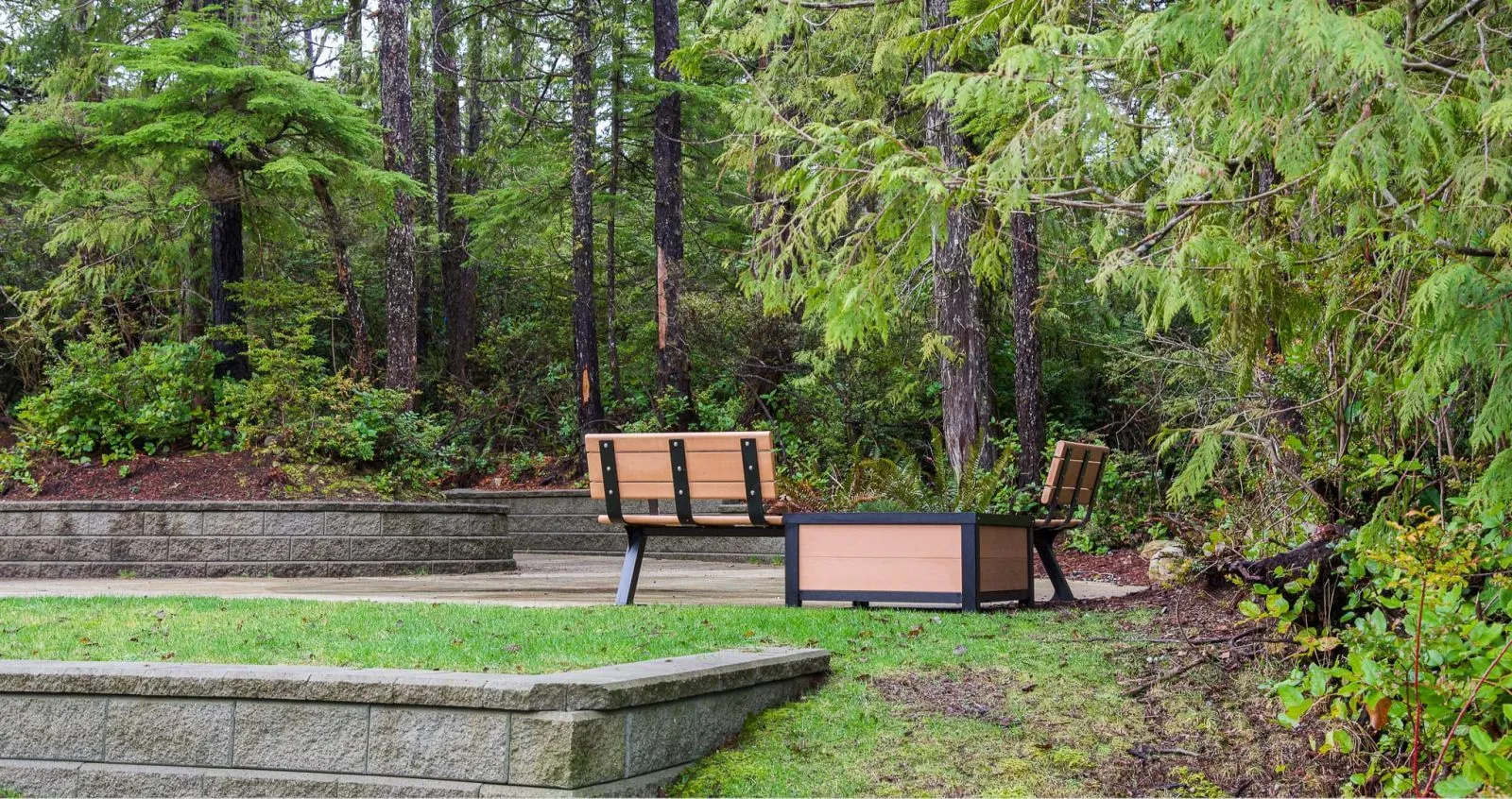 Bayview Bench Planter Combo provides comfortable seating and integrated planting space in a natural setting. The bench features recycled plastic lumber and a durable powder-coated frame.