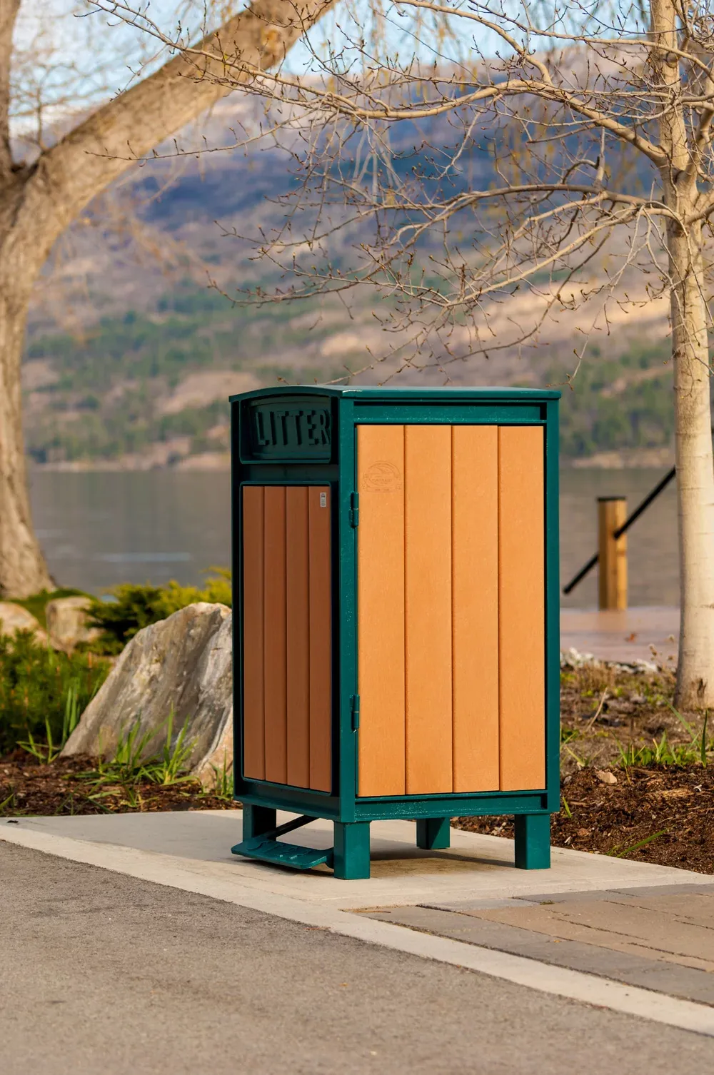 Beselt Square Top Waste Receptacle with foot pedal, featuring recycled plastic lumber and a durable powder-coated frame. This litter bin is perfect for parks and waterfronts.