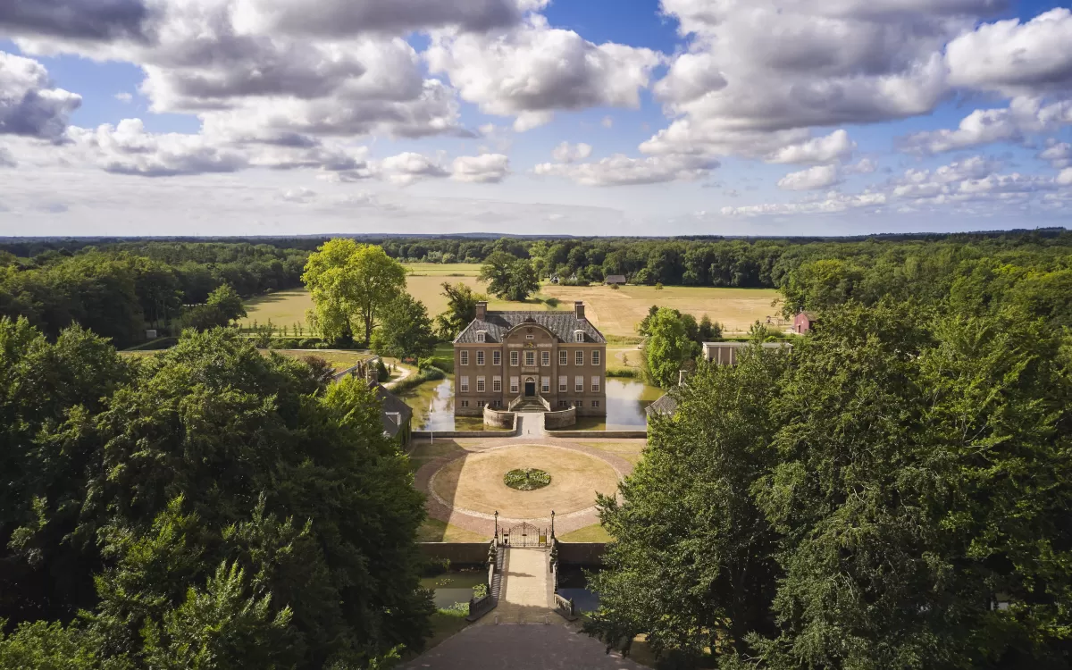 Een landelijk fietspad met een kasteel op de achtergrond in het Vechtdal.