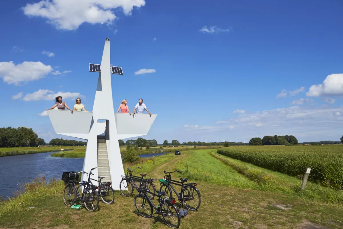Fietsers bij een kunstwerk van de Kunstwegen-route.