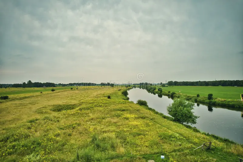Een wandelaar langs de rivier de Vecht.