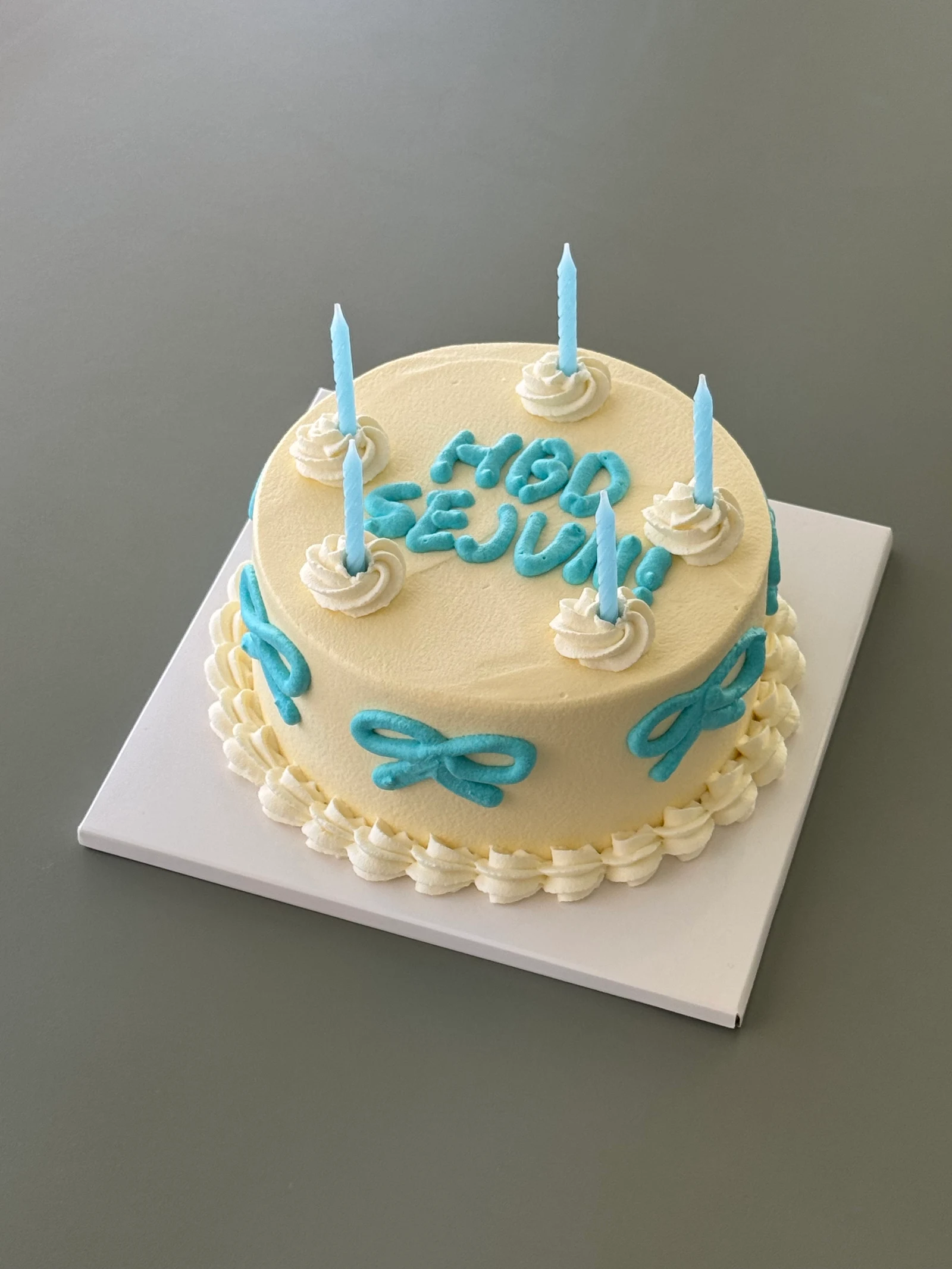 Kitsch Ribbon Cake 케이크 2번째 사진