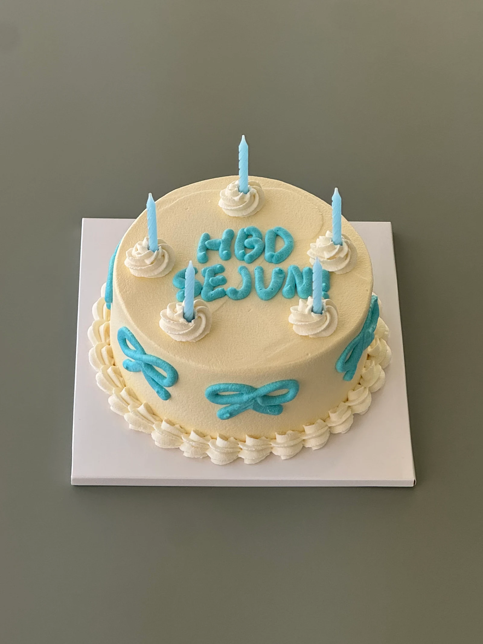 Kitsch Ribbon Cake 케이크 1번째 사진