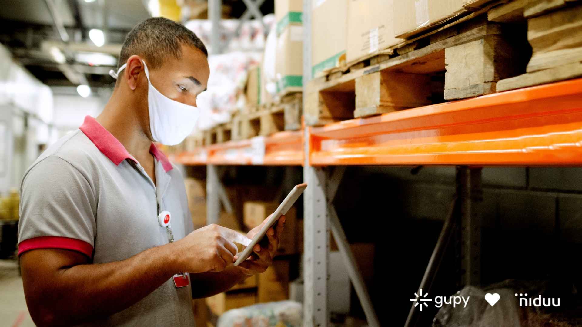 Colaborador usando tablet para realizar treinamentos no trabalho.