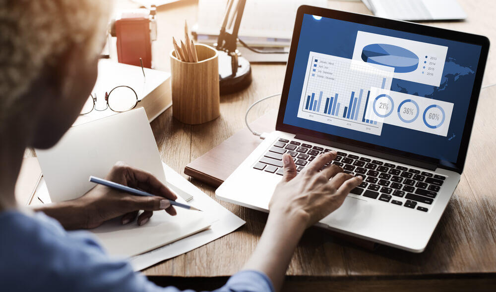 profissional de rh analisa os indicadores de desempenho da empresa