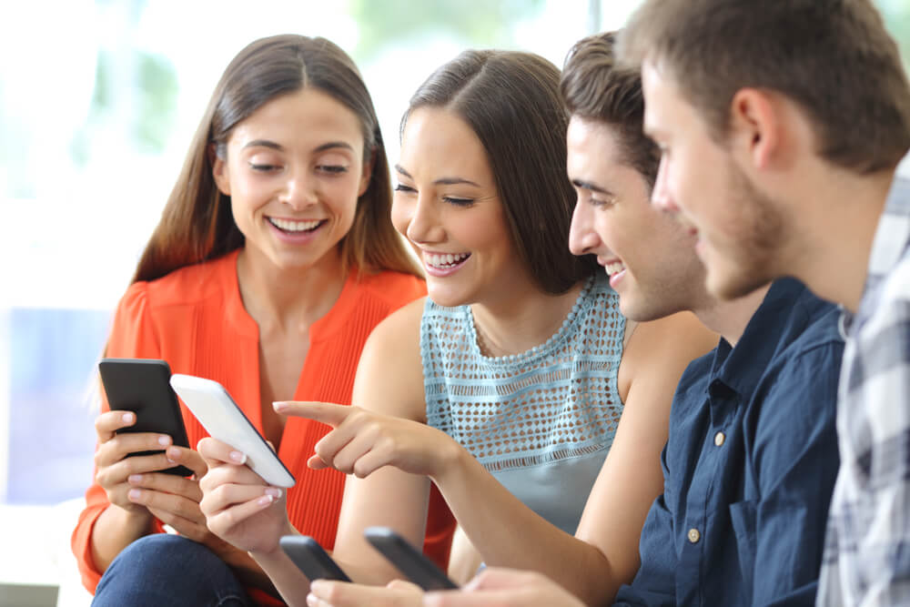 pessoas sorrindo celular