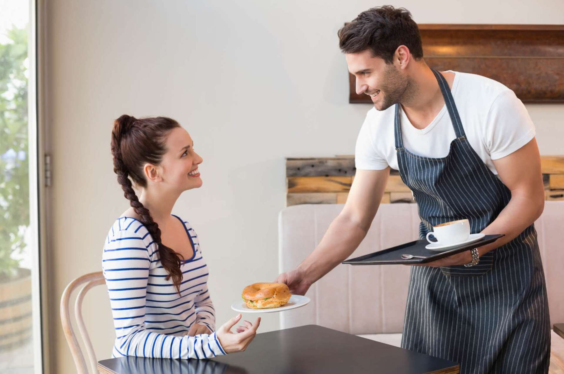 Atendimento diferenciado para satisfazer e fidelizar o cliente Atendimento diferenciado para satisfazer e fidelizar o cliente