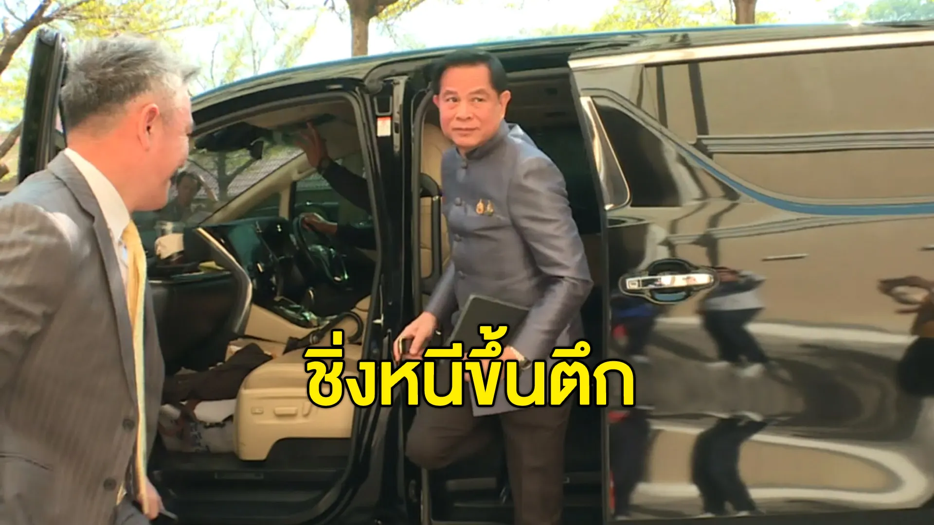 “พีระพันธุ์” ชิ่งตอบสื่อ “ทักษิณ” ประกาศลดค่าไฟ