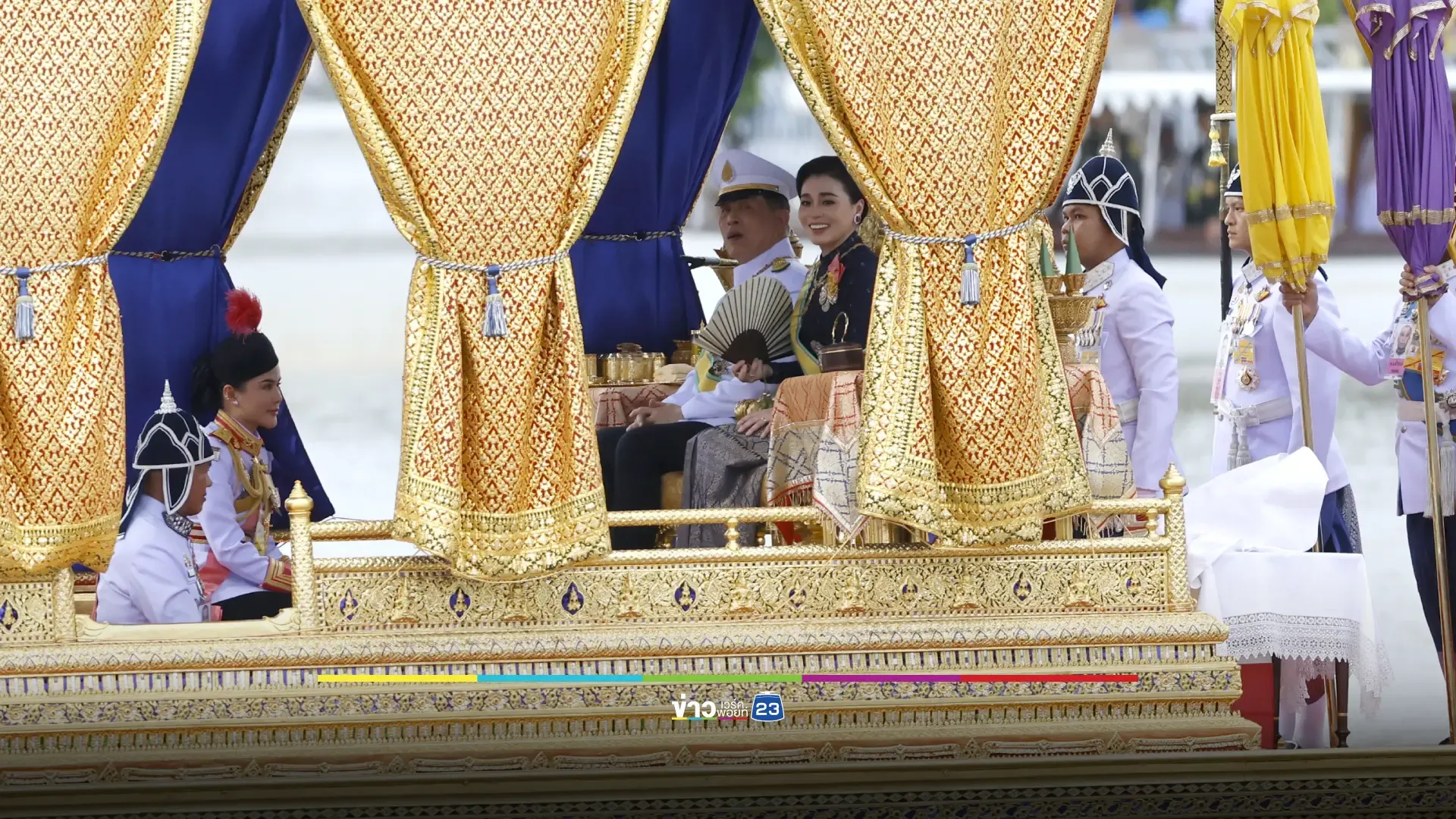 ในหลวง-พระราชินี เสด็จโดยขบวนพยุหยาตราทางชลมารค ประทับเรือพระที่นั่งสุพรรณหงส์