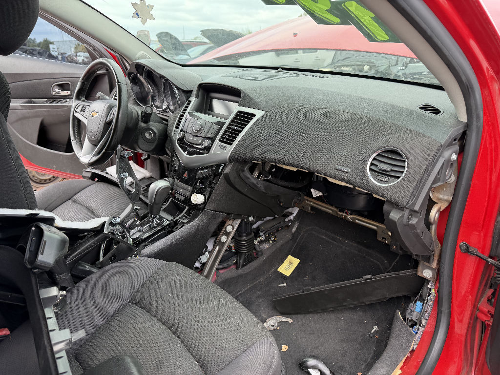 2013 Chevrolet Cruze photo 2