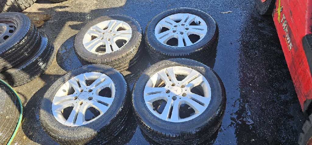 TYRES MERCEDES BENZ C200 photo 2