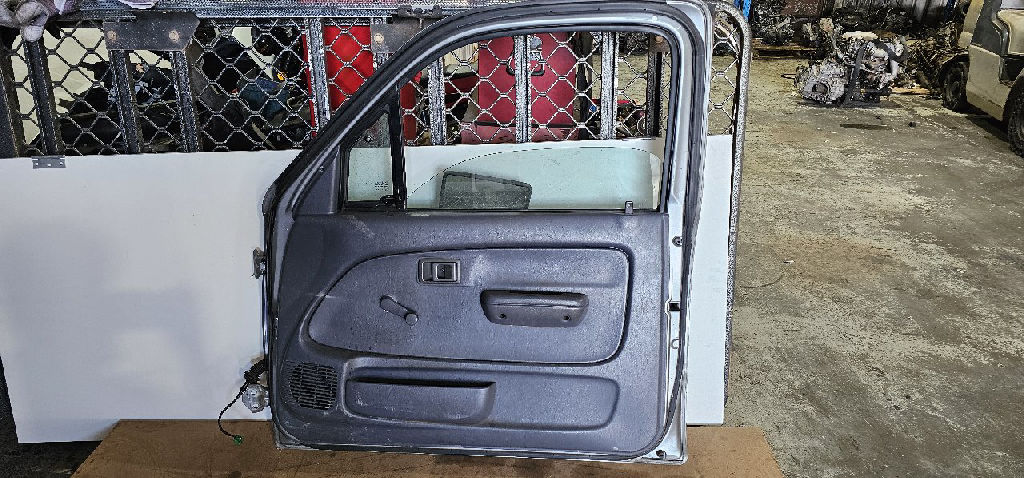 PARTS 1999 HILUX BONNET & DRIVER DOOR photo 2