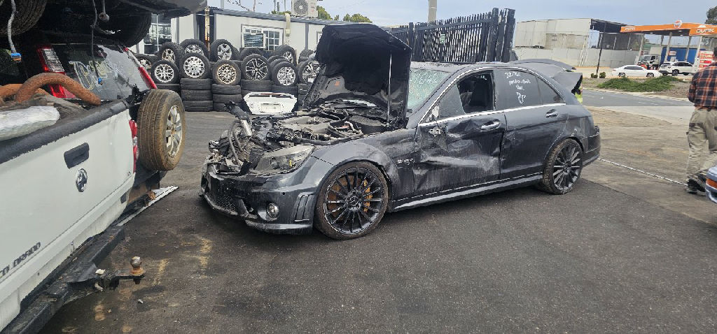 MERCEDES BENZ C63 AMG W204 W204 02/2008~07/2014 4 Door Sedan PETROL 6208 cc, M156.985 V8 32v DOHC VVT MPFI {336KW} RWD AT [GERMANY] photo 4