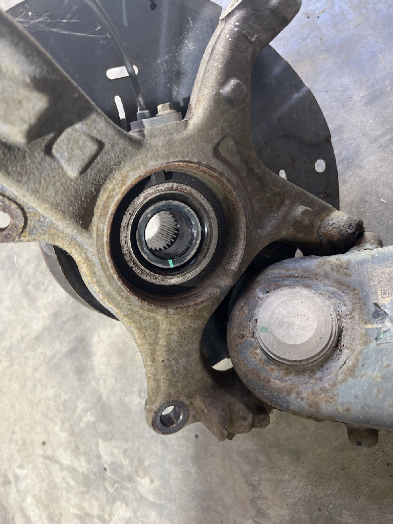 KNUCKLE - STUB AXLE with bearing and lower control arm LEFT LHF photo 3