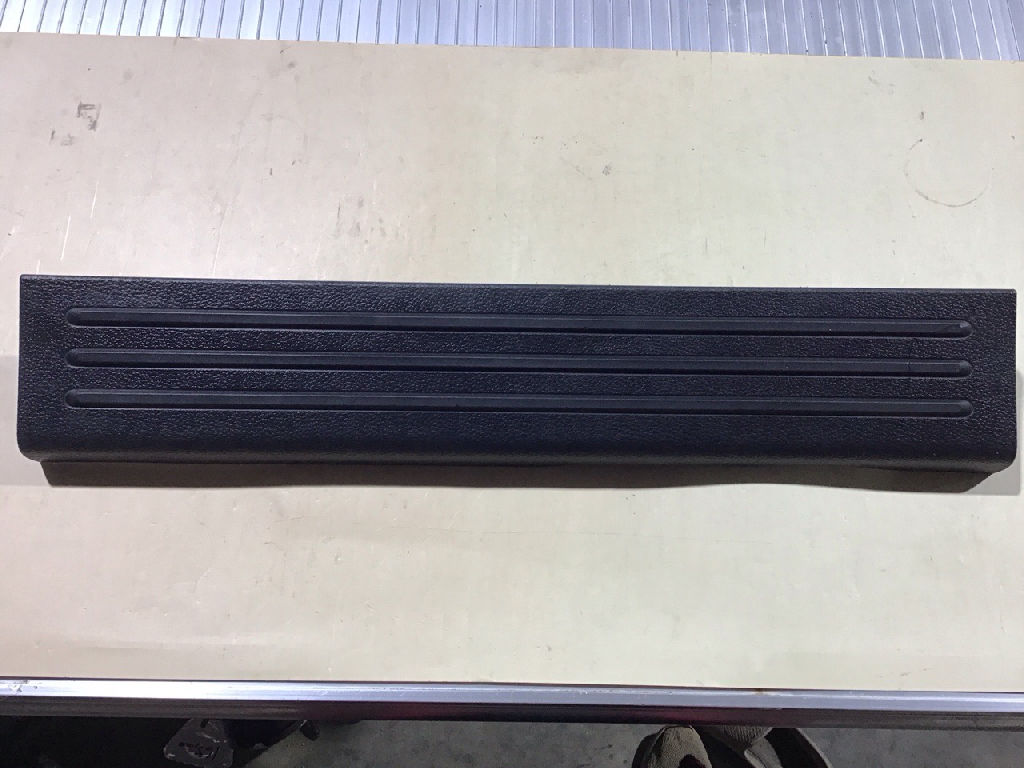 DOOR SILL TRIM FRONT RIGHT SCUFF PROTECTOR