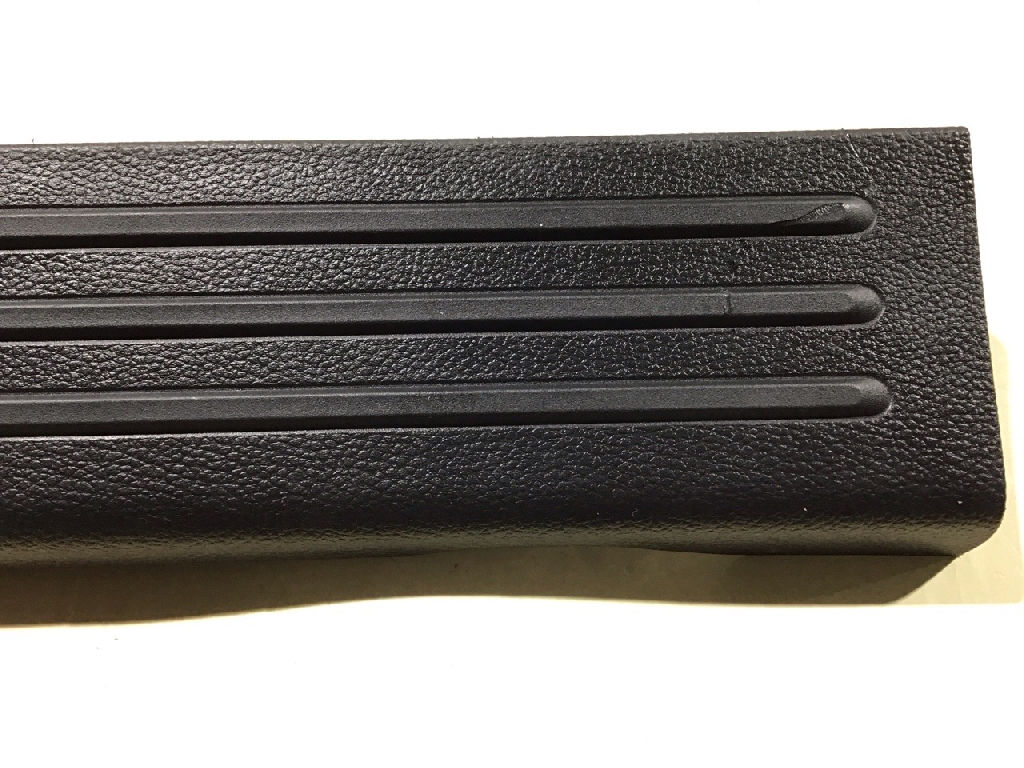 DOOR SILL TRIM FRONT RIGHT SCUFF PROTECTOR photo 2