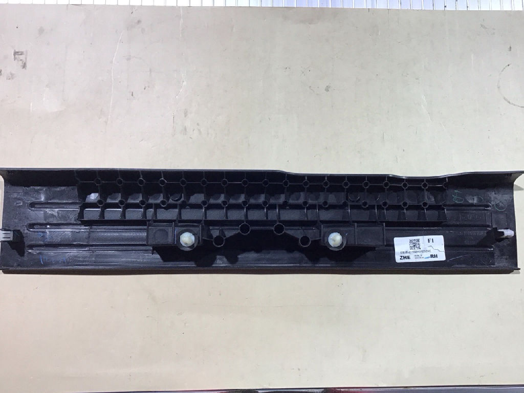 DOOR SILL TRIM FRONT RIGHT SCUFF PROTECTOR photo 5