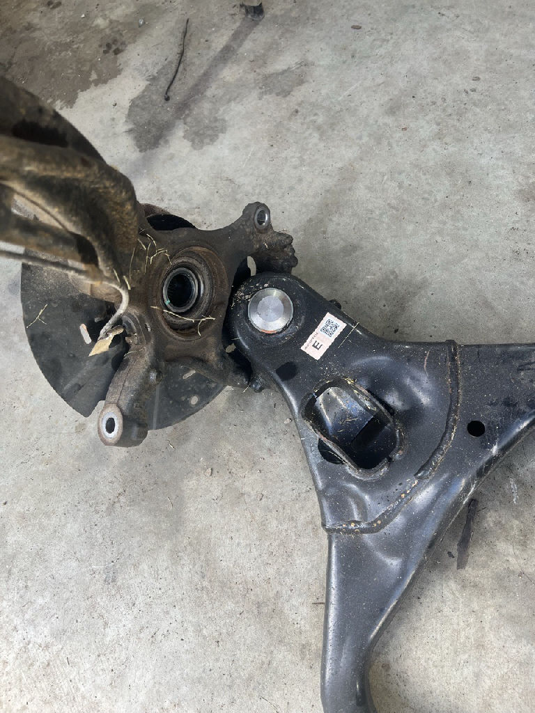 KNUCKLE - STUB AXLE with bearing and lower control arm RIGHT RHF
