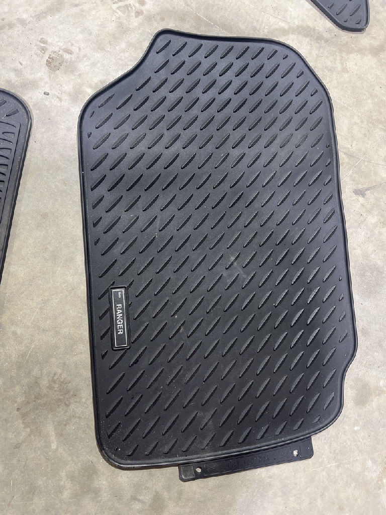 Floor Mats Set photo 2