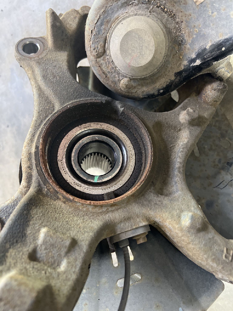 KNUCKLE - STUB AXLE with bearing and lower control arm RIGHT RHF photo 3