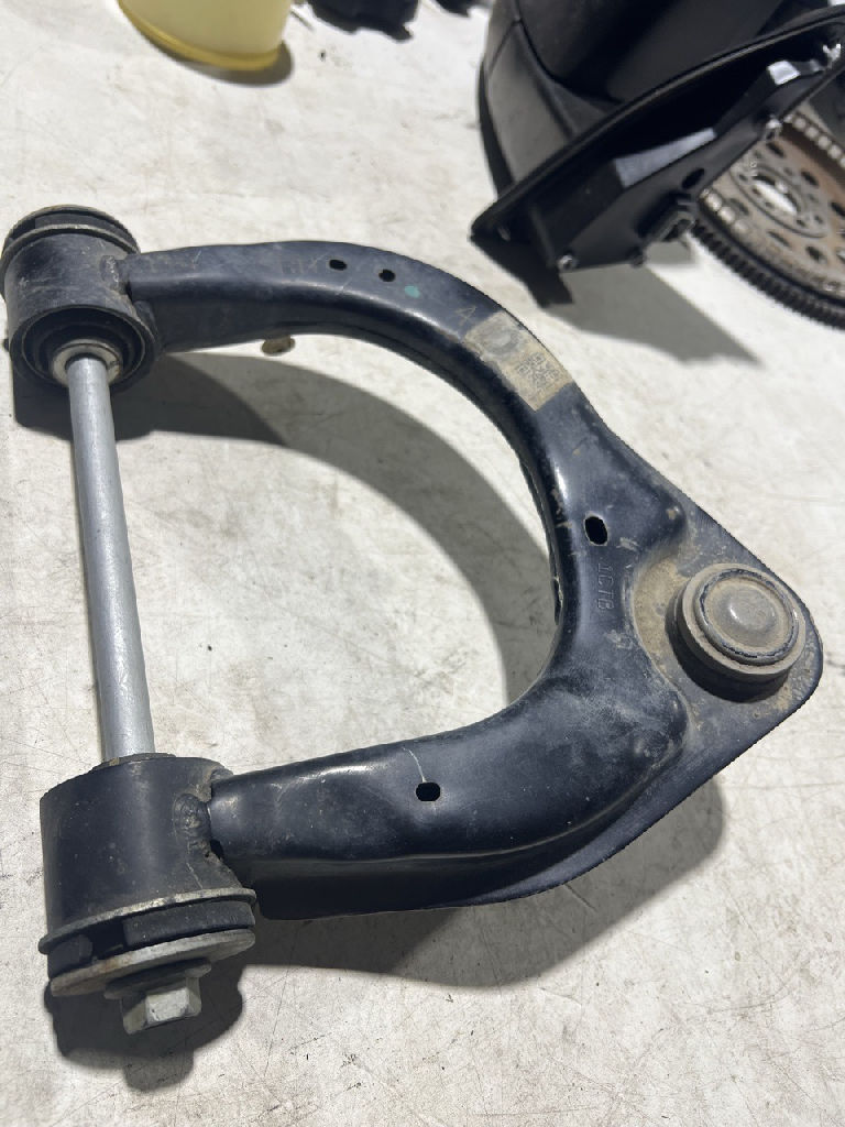 RIGHT FRONT UPPER CONTROL ARM photo 2