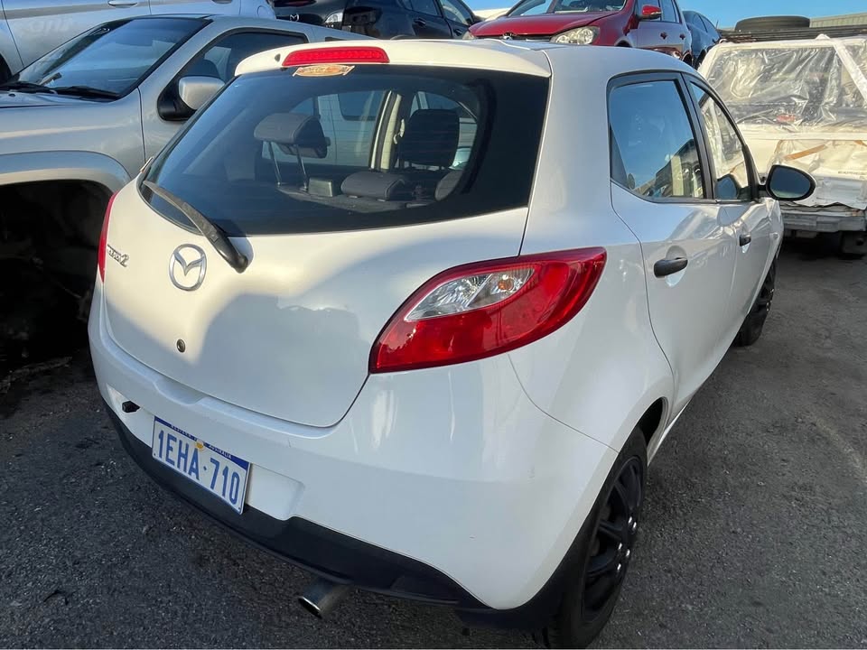 2009 WRECKING MAZDA 2 photo 5