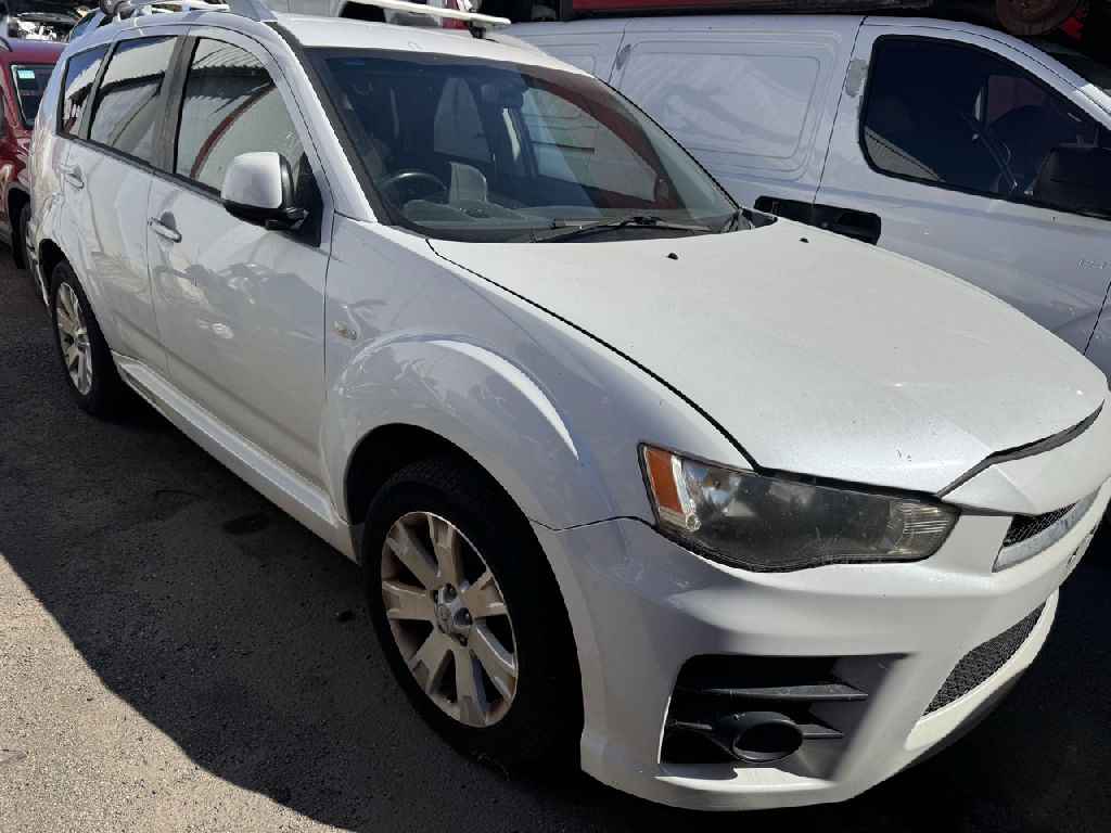 2010 Mitsubishi Outlander photo 2