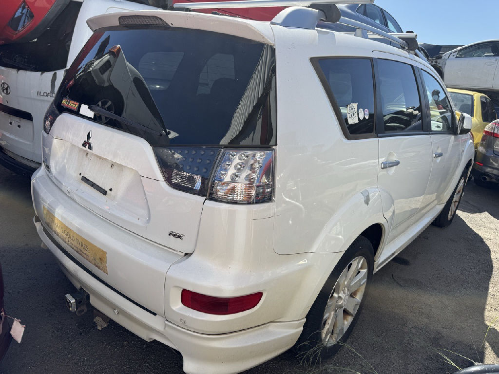 2010 Mitsubishi Outlander photo 3