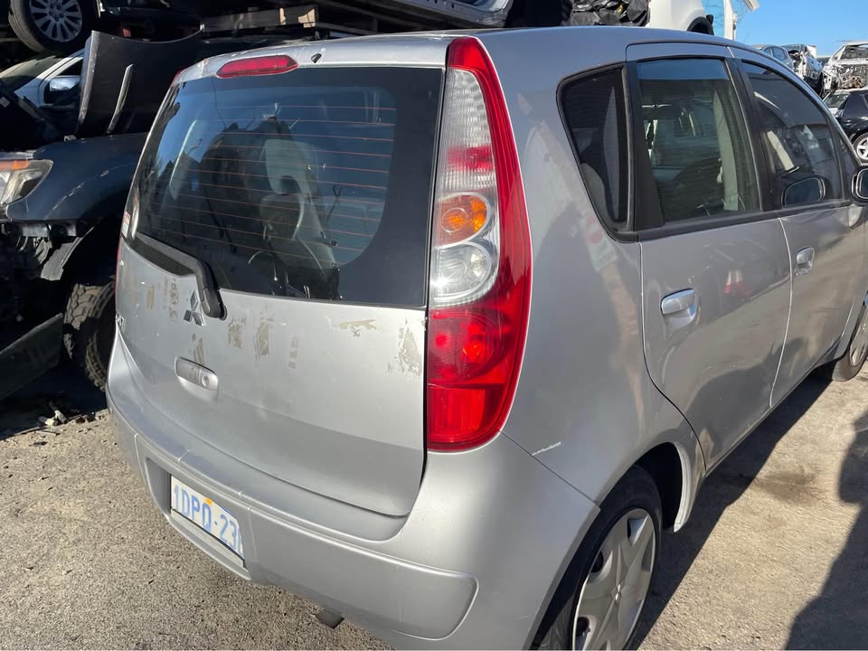 2006 WRECKING MITSUBISHI COLT photo 4