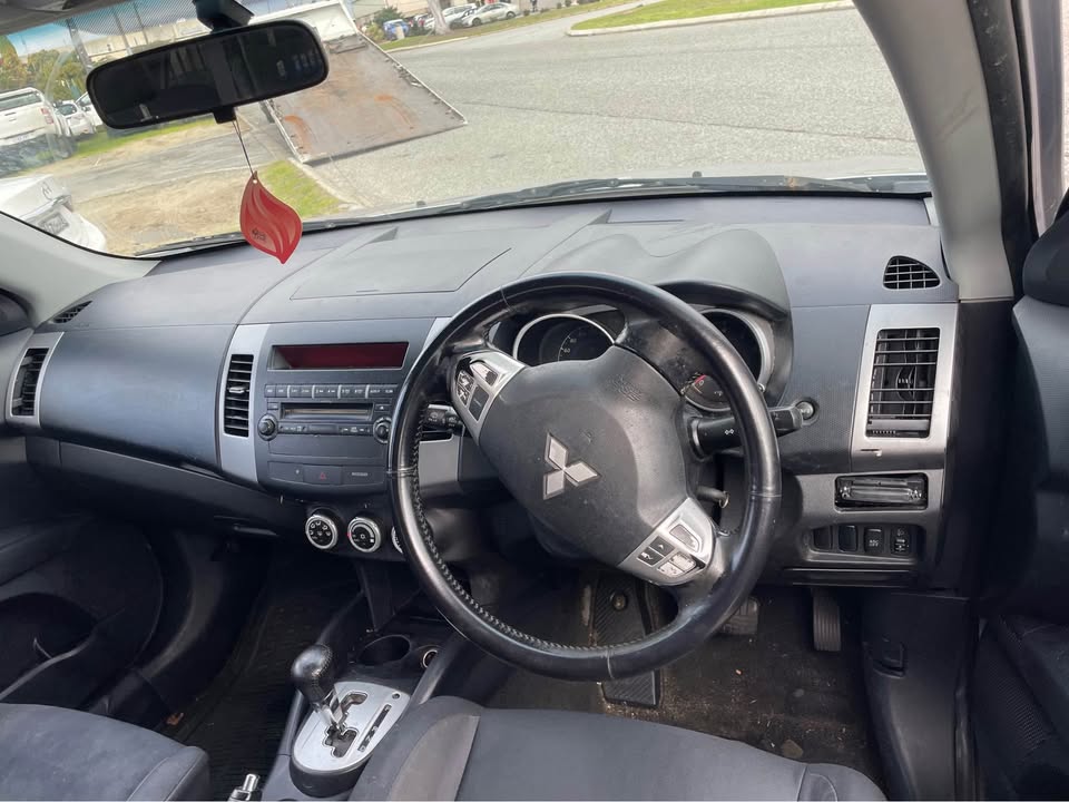2008 WRECKING MITSUBISHI OUTLANDER photo 3